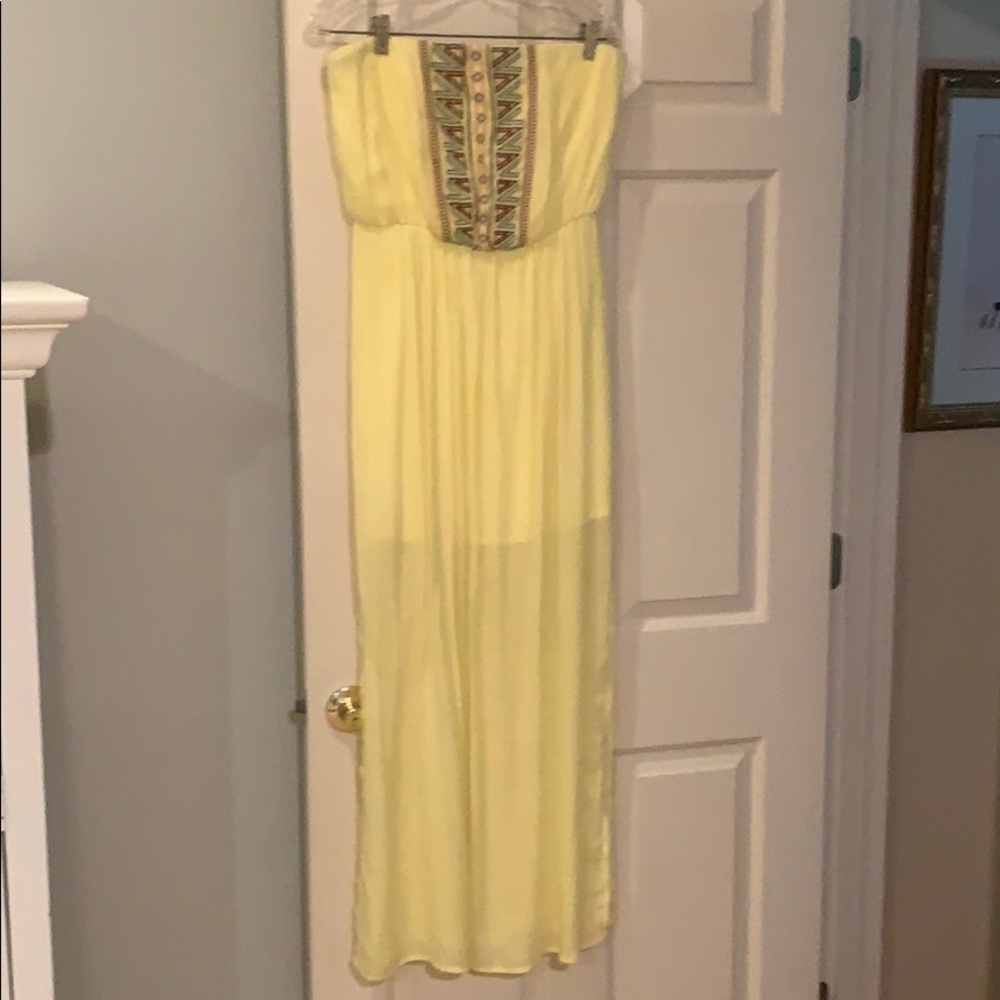 Yellow maxi strapless dress.